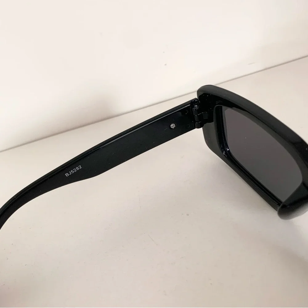 New square Black sunglasses
